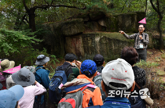 장석규 종로구청 숲길체험지도사가 19일 서울 종로구 부암동 백사실 계곡에서 진행된 '스타 고우리와 함께 하는 제10회 희망찾기 등산·트레킹 교실'에서 숲길을 설명하고 있다. [사진=곽영래 기자]