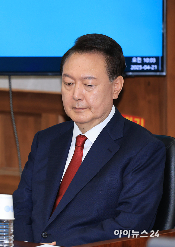 윤석열 전 대통령이 21일 서울 서초동 서울중앙지법에서 열린 내란 우두머리 혐의 형사재판 2번째 공판에 출석하고 있다. [사진=사진공동취재단]