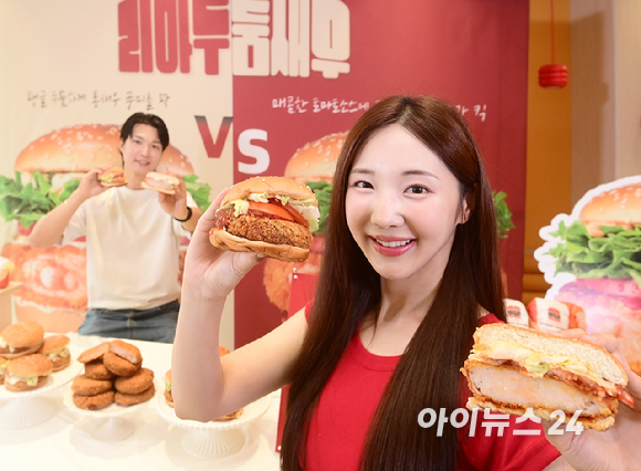 롯데GRS(대표이사 이원택)가 운영하는 버거 프랜차이즈 롯데리아가 '리아 두툼새우' 2종을 출시한 가운데 16일 서울 롯데리아 서대문역점에서 모델들이 신제품을 소개하고 있다. [사진=정소희 기자]