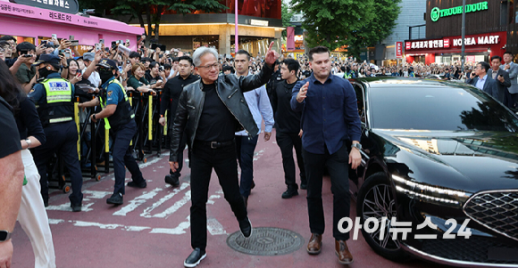 젠슨 황 엔비디아 최고경영자(CEO)가 5일 서울 마포구 서교동의 한 고깃집에서 열린 최태원 SK회장, 구광모 LG회장, 이해진 네이버 의장과의 삼겹살 회동에 참석하고 있다. [사진=곽영래 기자]