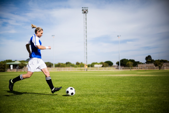 여성들은 유연성이 좋은 반면 근력이 약해 축구 초보자들은 부상을 입기 쉬워 주의해야 한다. [사진=아이클릭아트]