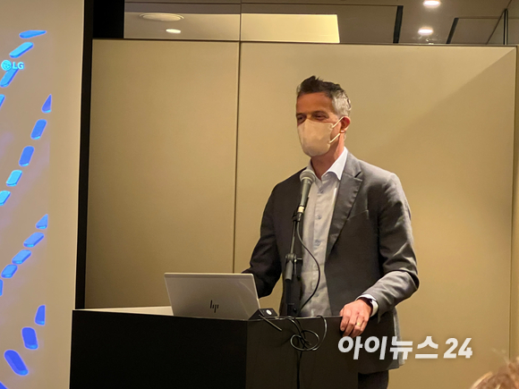 호칸 셀벨 에릭슨엘지 대표는 30일 서울 플라자호텔에서 열린 &lsquo;에릭슨엘지 이매진 라이브 코리아 2022&rsquo;에서 연설하고 있다 [사진=김문기 기자]