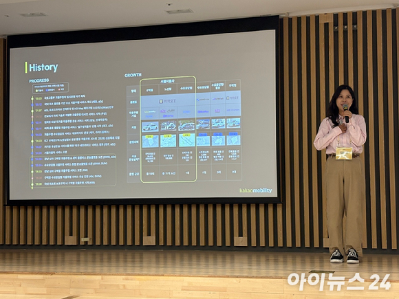 9일 서울 서초구 한국자동차모빌리티산업협회에 카카오모빌리티가 서울 강남 일대에서 운행 중인 자율주행 택시가 전시돼 있다. [사진=정유림 기자]