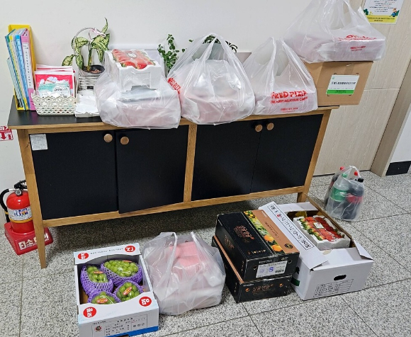 한 SK하이닉스 직원이 보육원에 간식, 과일 등을 기부한 사연을 전했다. [사진=블라인드 캡처]