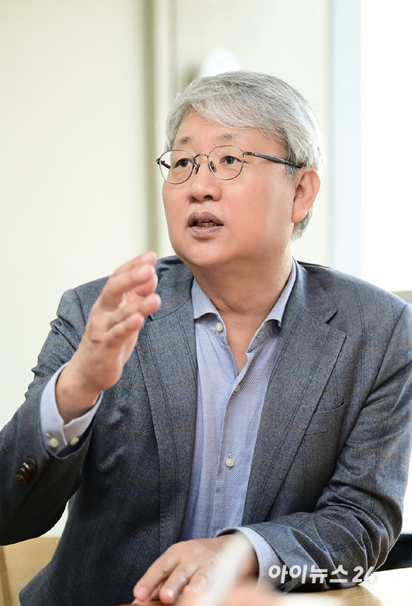 (왼쪽부터) 김병철 KCGI자산운용 대표이사, 박동석 아이뉴스24 사장 겸 편집인, 주명룡 은퇴자협회장, 이근면 성균관대 특임교수, 윤석명 한국보건사회연구원 명예연구위원 겸 연금연구회장이 23일 서울 마포구 상수동 아이뉴스24에서 열린 연금개혁좌담회에 앞서 포즈를 취하고 있다. [사진=정소희 기자]