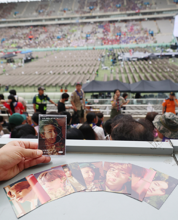 '2023 새만금 세계스카우트 잼버리'가 11일 폐영식과 'K팝 슈퍼 라이브'를 끝으로 막을 내리는 가운데 행사가 진행되는 서울월드컵경기장에서 한 대원이 문화체육관광부에서 나눠준 방탄소년단(BTS) 포토카드를 들어보이고 있다. [사진=한국온라인사진기자협회 공동취재단]