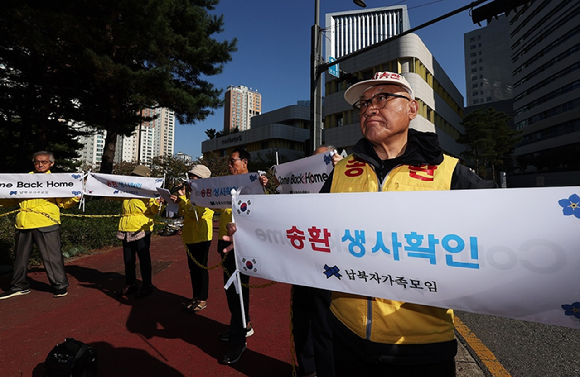 '납북자피해가족연합회' 회원들이 24일 오후 경기도 수원시 영통구 경기도청 앞에서 대북 전단 제작과 살포 취지를 설명하는 기자회견을 하고 있다. 2024.10.24 [사진=연합뉴스]