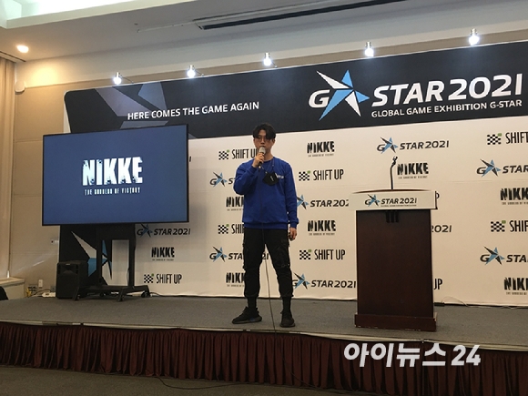 김형태 시프트업 대표가 '니케: 승리의 여신'을 소개하고 있다. 