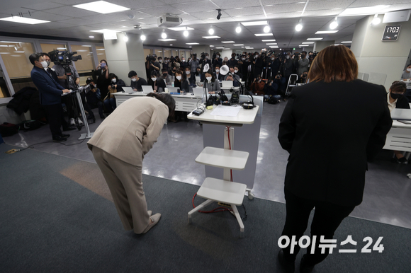 이재명 더불어민주당 대선 후보의 배우자 김혜경 씨가 9일 오후 서울 여의도 민주당 중앙당사에서 기자회견을 열고 과잉의전 논란에 대해 사과하고 있다. [사진=김성진 기자]