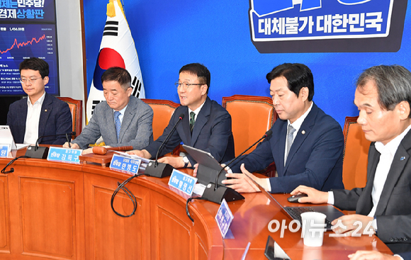 한병도 더불어민주당 당대표 직무대행 겸 원내대표가 29일 서울 여의도 국회에서 열린 최고위원회의에서 발언하고 있다. [사진=곽영래 기자]