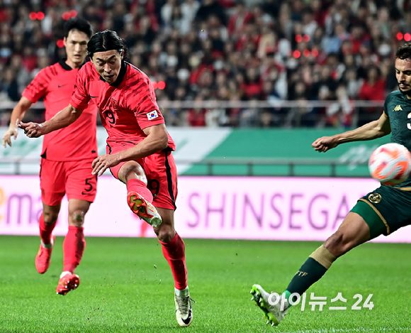 13일 오후 서울월드컵경기장에서 대한민국과 튀니지의 A매치 평가전이 열렸다. 전반 한국 조규성이 슈팅을 하고 있다. [사진=곽영래 기자]