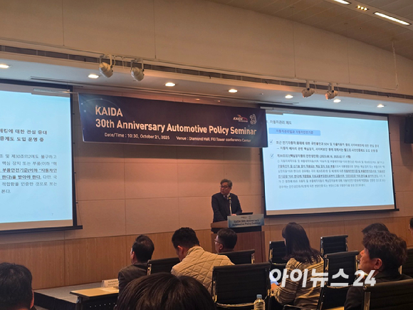 (왼쪽부터) 한국수입자동차협회 박주선 상무, 국토교통부 조상우 사무관, 한국교통안전연구원 조성우 부원장, 기후에너지환경부 서영태 녹색전환정책관, 한국수입자동차협회 정윤영 부회장, 국민의힘 이상휘 의원, 유럽자동차제조협회(ACEA) 피에르 밀레트(Pierre Millette) 최고 기술책임자(CTO), 한국자동차모빌리티안전학회 엄성복 수석연구위원, 한국자동차모빌리티안전학회 하성용 회장, KAIST 배충식 교수, 오토노머스 에이투지 유민상 상무가 21일 서울 여의도 FKI타워 컨퍼런스센터에서 열린 'KAIDA 창립 30주년 정책세미나'에서 기념촬영하고 있다. [사진=한국수입자동차협회]