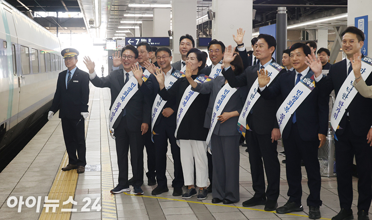더불어민주당 김민석 대표와 한병도 원내대표를 비롯한 최고위원들이 23일 오전 서울 용산구 용산역에서 시민들을 만나 추석 명절 귀성 인사를 하고 있다. [사진=곽영래 기자]