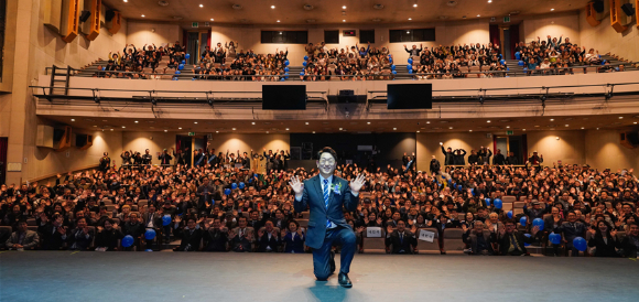 서울시의회 3선 우형찬 의원이 25일 자신의 출판기념회에 참석해 축사를 해준 서울시장 후보 유력 주자인 정원오 성동구청장에게 감사 인사를 전하며 기념 촬영을 하고 있다. [사진=사무소]