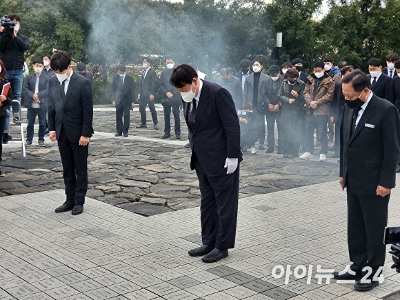 윤석열 국민의힘 대선 후보가 11일 오후 경남 김해시 진영읍 봉하마을을 찾아 노무현 전 대통령 묘역에 참배하고 있다.  [사진=김진성 기자]