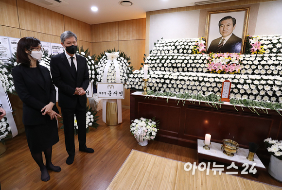 27일 오후 서울 종로구 서울대병원 장례식장에 마련된 고(故) 노태우 전 대통령 빈소에서 고인의 딸 노소영 아트센터 나비 관장(왼쪽)과 아들 노재헌 동아시아문화센터 이사장이 조문객을 맞이하고 있다. [사진=사진공동취재단]