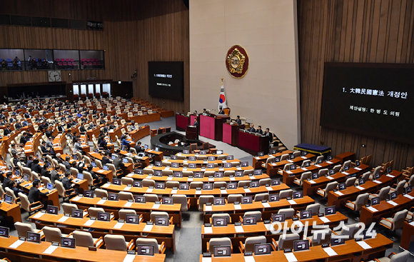 한병도 더불어민주당 원내대표가 7일 서울 여의도 국회에서 열린 제435회국회(임시회) 제1차 본회의에서 대한민국헌법 개정안에 대한 제안 설명을 하고 있다. [사진=곽영래 기자]