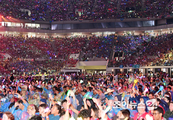 배우 공명, 있지 유나, 뉴진스 혜인이 11일 오후 서울월드컵경기장에서 열린 '2023 새만금 세계스카우트 잼버리 K팝 슈퍼 라이브'에서 MC로 참석하고 있다. [사진=한국온라인사진기자협회 공동취재단]