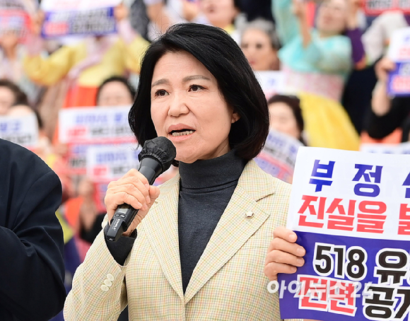 이진숙 국민의힘 의원이 10일 오후 서울 여의도 국회 본청 앞 계단에서 열린 '국민이 심판한다' 국민대회에서 구호를 외치고 있다. [사진=정소희 기자]
