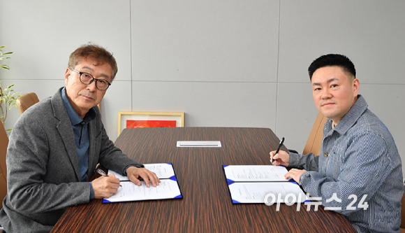 아이뉴스24 이창호 대표이사(완쪽)와 아스펙트이엔티 장용혁 대표가 1일 오후 서울 영등포구 아이뉴스24 사옥에서 아이뉴스24와 아스펙트이엔티 업무협약식(MOU)을 갖고 있다.이번 업무협약식은 아이뉴스24와 아스펙트이엔티가 문화 콘텐츠 사업, 지자체 행사, 공간 기반 콘텐츠 사업 등 다양한 프로젝트를 공동 추진하기 위하여 상호 협력 관계를 구축하는 것을 목적으로 이루어졌다. [사진=곽영래 기자]