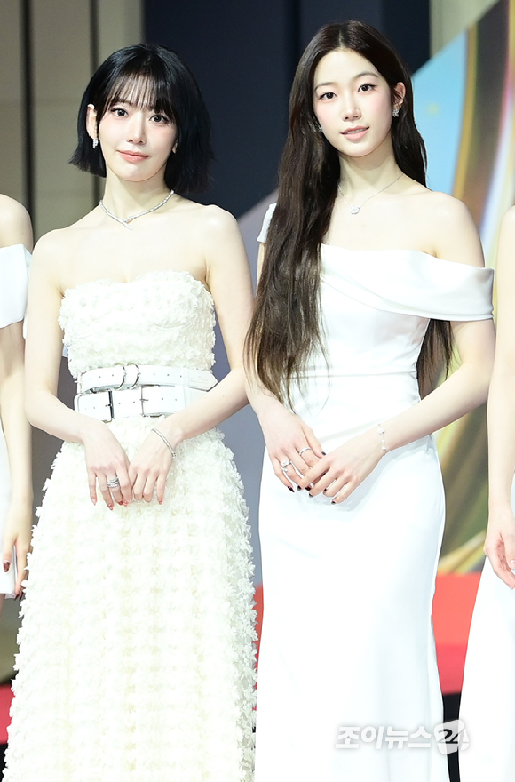 그룹 르세라핌(LE SSERAFIM) 사쿠라와 카즈하가 25일 오후 인천광역시 중구 운서동 인스파이어 아레나에서 열린 '2025 SBS 가요대전' 레드카펫 행사에 참석하고 있다.&nbsp;