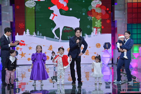 슈퍼맨이 돌아왔다 출연진들이 25일 오후 서울 여의도 KBS에서 열린 '2021 KBS 연예대상'에서 베스트 아이콘상을 수상한 후 수상소감을 전하고 있다. [사진=KBS]