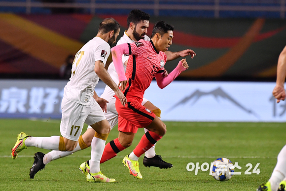 대한민국 이동준이 7일 오후 안산 와스타디움에서 진행된 '2022 카타르 월드컵' 아시아 지역 최종예선 A조 3차전 대한민국과 시리아의 경기에서 공격을 하고 있다.