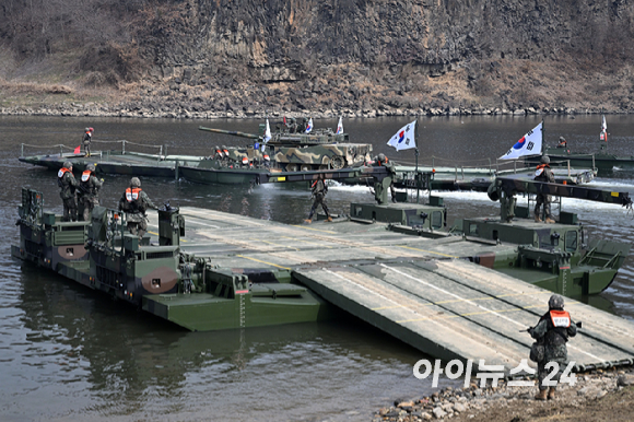 20일 경기 연천군 임진강 일대 석은소 훈련장에서 열린 한미 연합 제병협동 도하훈련에서 한국형 자주도하장비 수룡이 투입되고 있다. 2025년 전반기 한미 연합연습의 일환으로 실시된 이번 훈련에는 국군 5·7공병여단과 미2사단, 한미연합사단 등 총 600여 명의 장병이 참가했다. [사진=사진공동취재단]