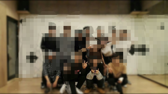 누리꾼 A씨가 연습생 시절 찍은 사진이라며 올린 사진이다. [사진=온라인 커뮤니티]