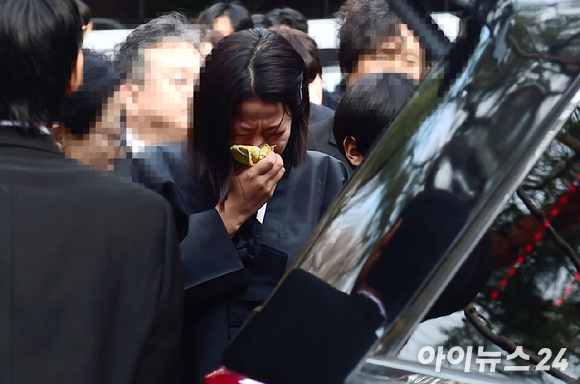 故 이선균의 빈소가 지난 2023년 12월 27일 서울 종로구 서울대학교병원 장례식장에 마련되어 있다. [사진=사진공동취재단]