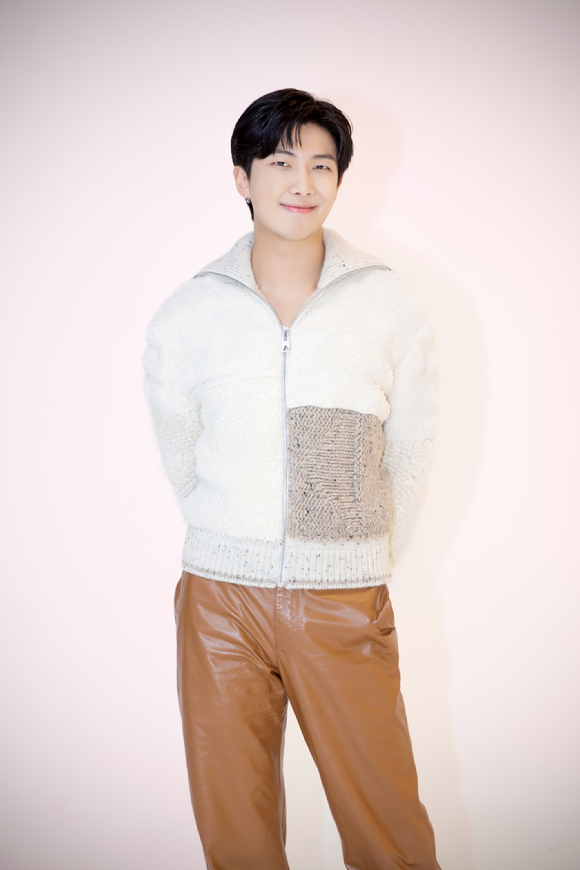 방탄소년단 RM이 솔로 앨범 'Indigo'를 소개하고 있다. [사진=빅히트뮤직]