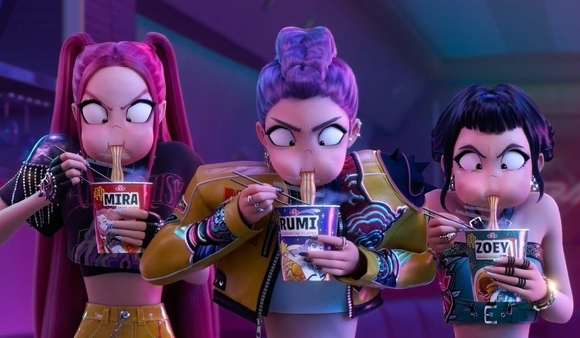 23일 오후 성수에서 열린 2025 넷플릭스 한류 인사이트 세션에서 (왼쪽부터) 김태훈 팝 칼럼니스트, 김숙영 UCLA 연극&middot;공연학과 교수, 이승은 국립박물관문화재단 상품유통전략팀 차장, 이상윤 대한무역투자진흥공사(코트라) 한류 PM이 패널로 참여해 이야기를 나누고 있다. [사진=넷플릭스]