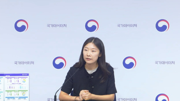 송주화 국가데이터처 행정통계과장이 25일 '2024년 연금통계 결과'에 대해 설명하고 있다.