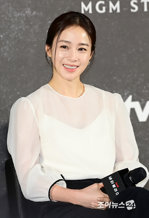 (왼쪽부터)김태희-대니얼 대 킴-레이나 하디스티-김지훈-션 리차드가 21일 오전 서울 용산구 CGV아이파크몰점에서 열린 아마존 프라임 비디오 시리즈 '버터플라이' 제작발표회에 참석하고 있다. [사진=정소희 기자]