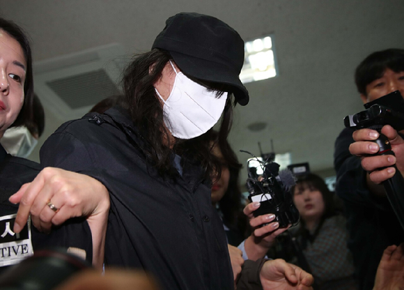 2일 대구 북부경찰서에서 장모를 때려 숨지게 한 뒤 캐리어에 시신을 담아 유기한 혐의로 긴급체포된 20대 사위가 법원 영장실질심사를 받기 위해 이동하고 있다. [사진=연합뉴스]