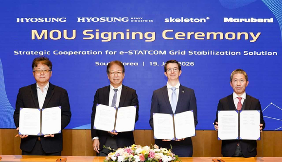 효성중공업이 獨스켈레톤 및 日 마루베니와 &lsquo;e-STATCOM&rsquo; 개발 협력을 위한 업무협약을 체결하고 관계자들이 기념사진을 촬영하고 있다.[사진=효성중공업]