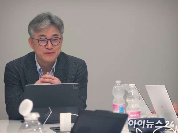 정석근 SK텔레콤 최고기술책임자(CTO) 겸 인공지능(AI) 사내독립기업(CIC)장이 3일(현지시간) 스페인 바르셀로나에서 열린 모바일월드콩그레스(MWC) 2026 CTO 기자간담회에서 발표하고 있다. [사진=SKT]