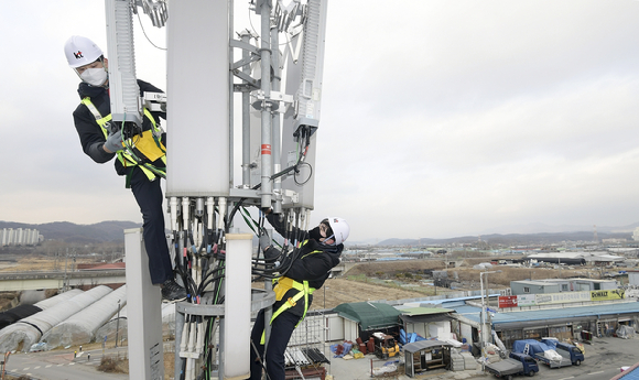 KT 직원들이 무선 기지국을 점검하고 있는 모습. [사진=KT]