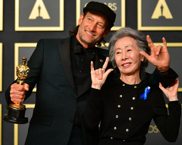 '코다' 배우 트로이 코처와 윤여정이 아카데미 시상식에서 포즈를 취하고 있다. [사진=판씨네마]