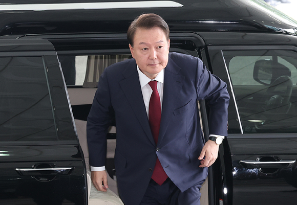 윤석열 전 대통령이 28일 피의자 신분으로 내란특검 조사를 받기 위해 서울 서초구 서울고검 청사로 출석하고 있다. [사진=연합뉴스]