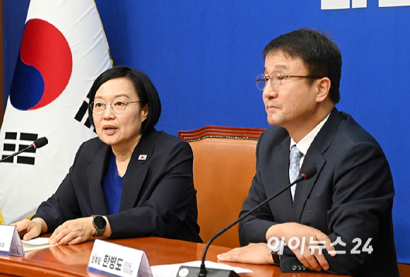 한성숙 국무총리가 10일 서울 여의도 국회에서 취임 인사차 한병도 더불어민주당 당대표 직무대행 겸 원내대표를 만나 대화를 하고 있다. [사진=곽영래 기자]
