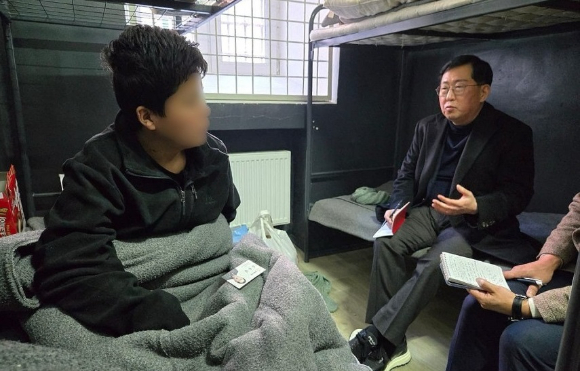 유용원 국민의힘 의원이 우크라이나 현지에서 생포 북한군 장병과 면담하고 있다. [사진=유용원 의원실]