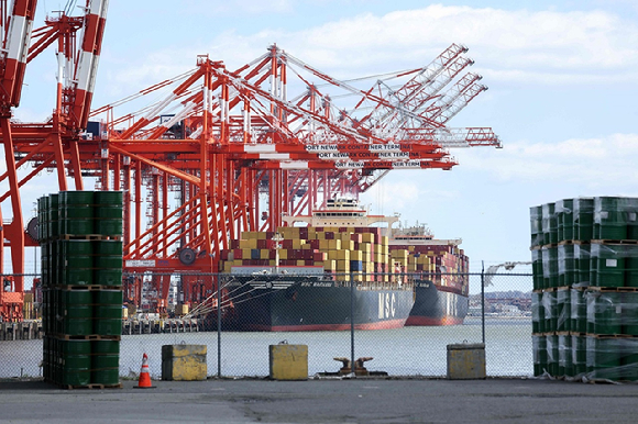 컨테이너선이 항구에 정박해 있다. [사진=연합뉴스]