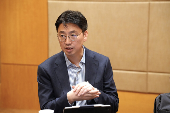 장민용 LG CNS D&A(데이터분석&AI) 상무는 지난 27일(현지시간) 싱가포르에서 열린 'VM웨어 익스플로어 2023 싱가포르'에서 한국 취재진과 만나 인터뷰하고 있다. [사진=VM웨어 코리아]