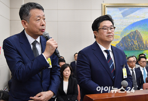 김병주 MBK파트너스 회장과 김광일 홈플러스 대표이사가 14일 서울 여의도 국회에서 열린 공정거래위원회, 개인정보보호위원회 등에 대한 정무위원회 국정감사에 출석하고 있다. [사진=곽영래 기자]