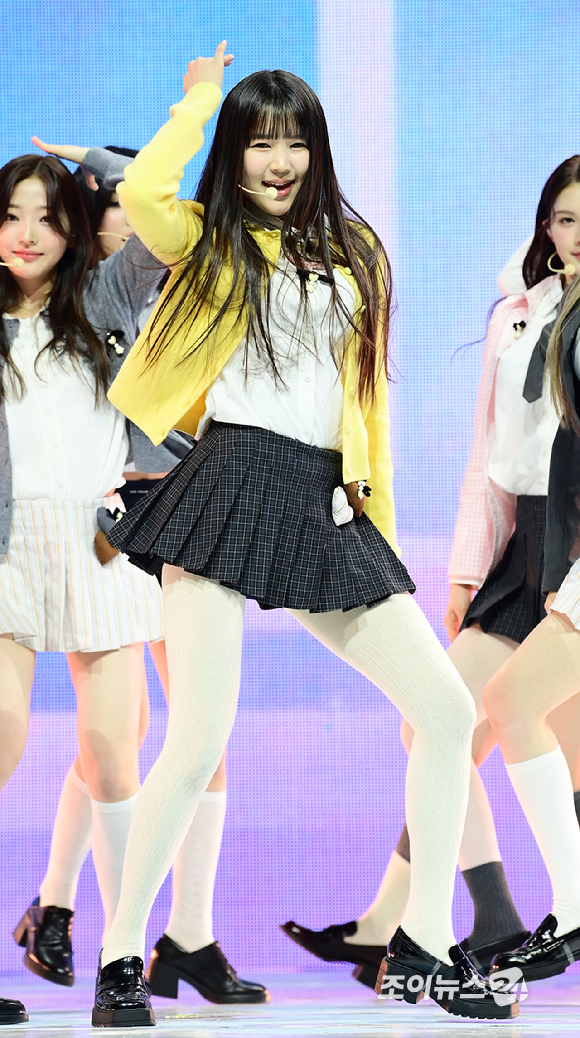 그룹 하츠투하츠 예온이 24일 오후 서울 광진구 예스24라이브홀에서 열린 하츠투하츠(Hearts2Hearts) 첫 번째 싱글앨범 '더 체이스' 발매 기념 쇼케이스에서 데뷔곡 '더 체이스' 무대를 선보이고 있다. [사진=정소희 기자]