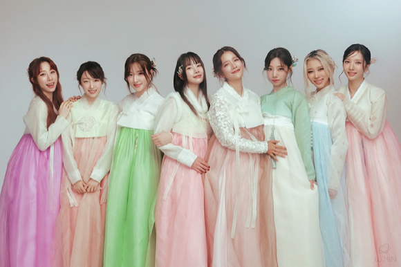 '데뷔 10주년' 우주소녀, 설맞이 한복인사 "붉은말의 해, 힘차게 달려나가길"