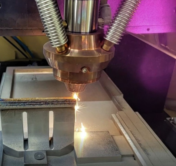 한국타이어앤테크놀로지와 한국원자력연구원이 개발한 금속 3D 프린터로 Ti 합금 블레이드의 손상부를 복원하고 있다. [사진=한국타이어앤테크놀로지]