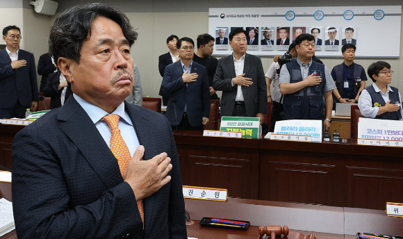 사용자위원인 류기정 한국경영자총협회 전무(왼쪽)와 근로자위원인 류기섭 한국노총 사무총장이 30일 정부세종청사 최저임금위원회에서 열린 제10차 전원회의에서 참석자들의 발언을 듣고 있다. [사진=연합뉴스]