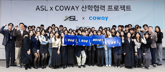 3일 서울 구로구 지타워 코웨이 본사에서 열린 '코웨이 대학생 산학협력 프로젝트' 최종 발표회에서 문석환 코웨이 사업관리실장(앞줄 가운데)과 수상 학생들이 기념촬영을 하고 있다. [사진=코웨이]